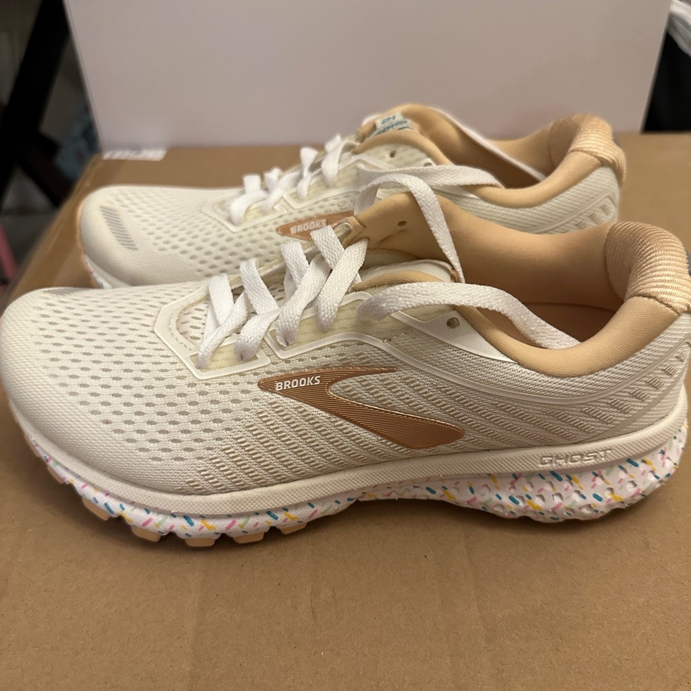 Brooks Size W7 US Ghost Sneakers Ice Cream Color. Special Edition